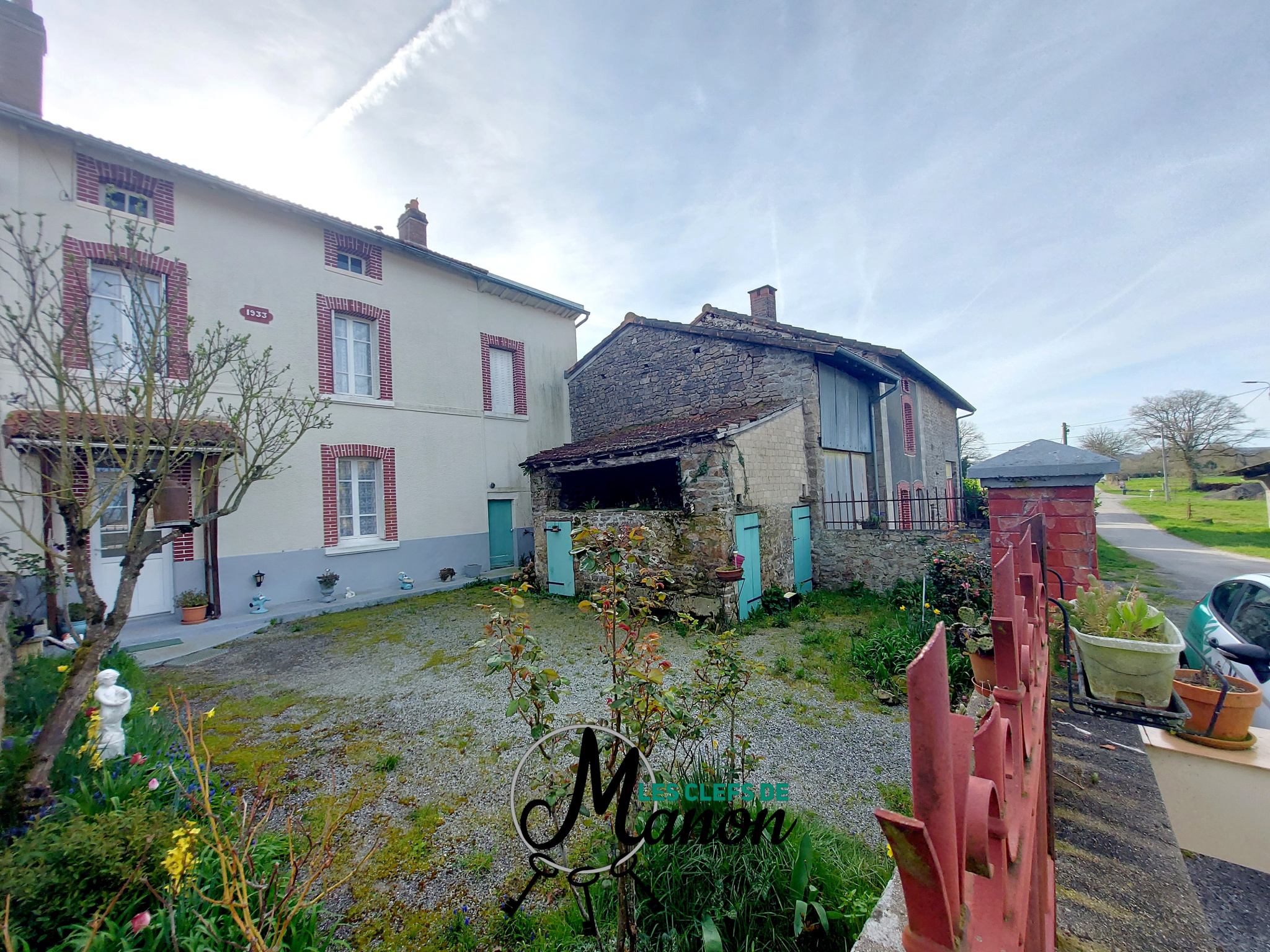 3 bedroom house + 2 barns and a house to renovate in Chateau