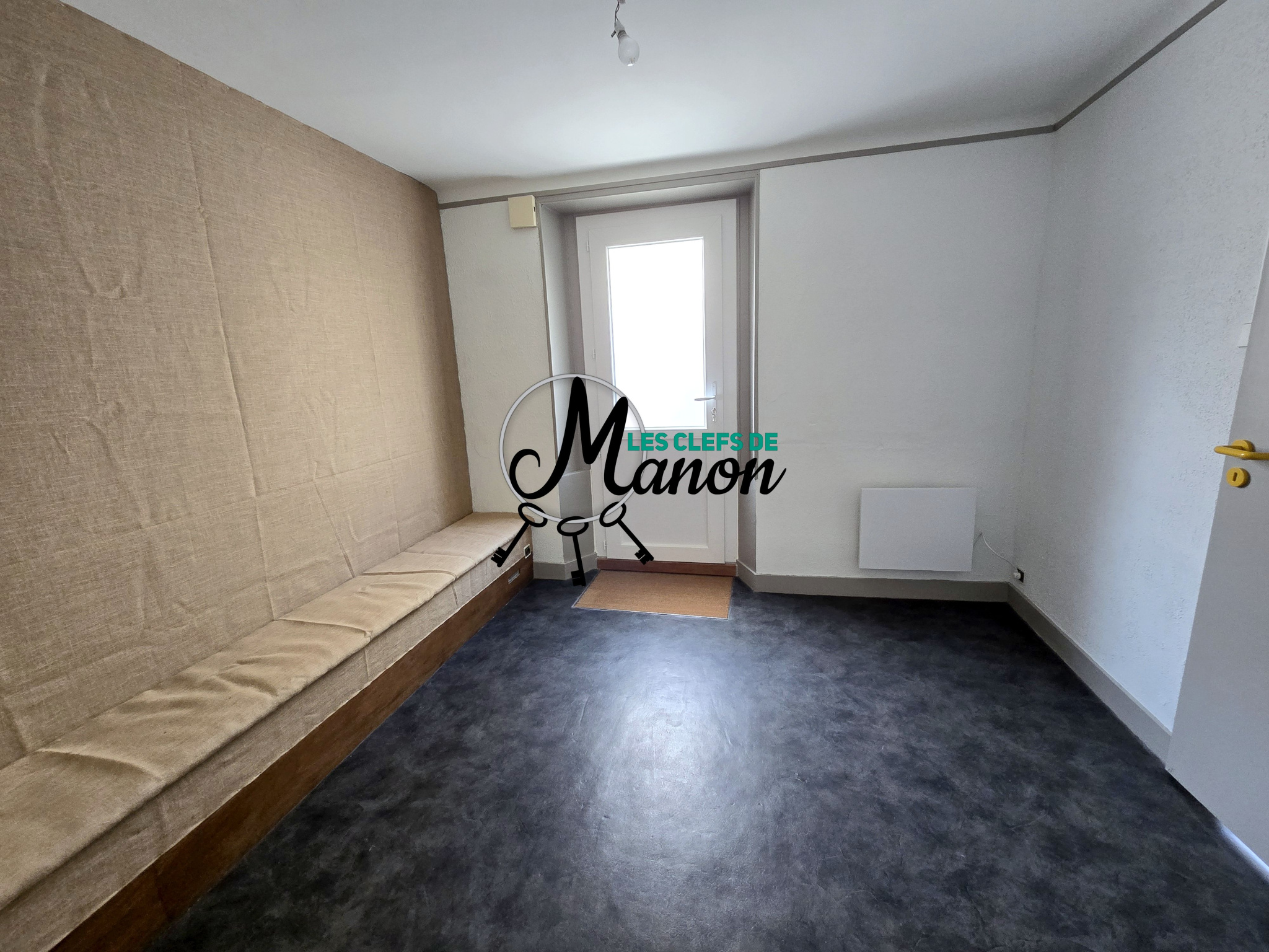 One-bedroom apartment in town