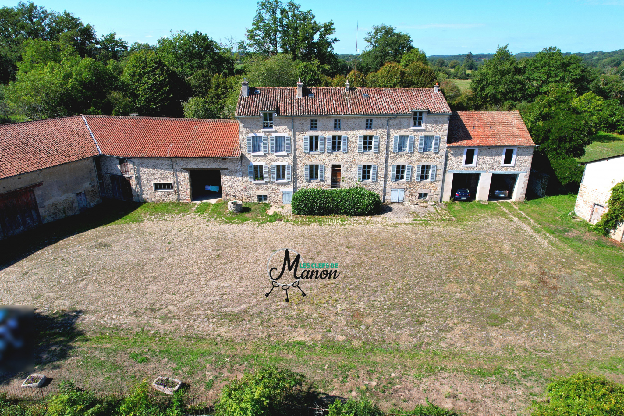Property of two houses with barns and 2 hectares of adjoinin