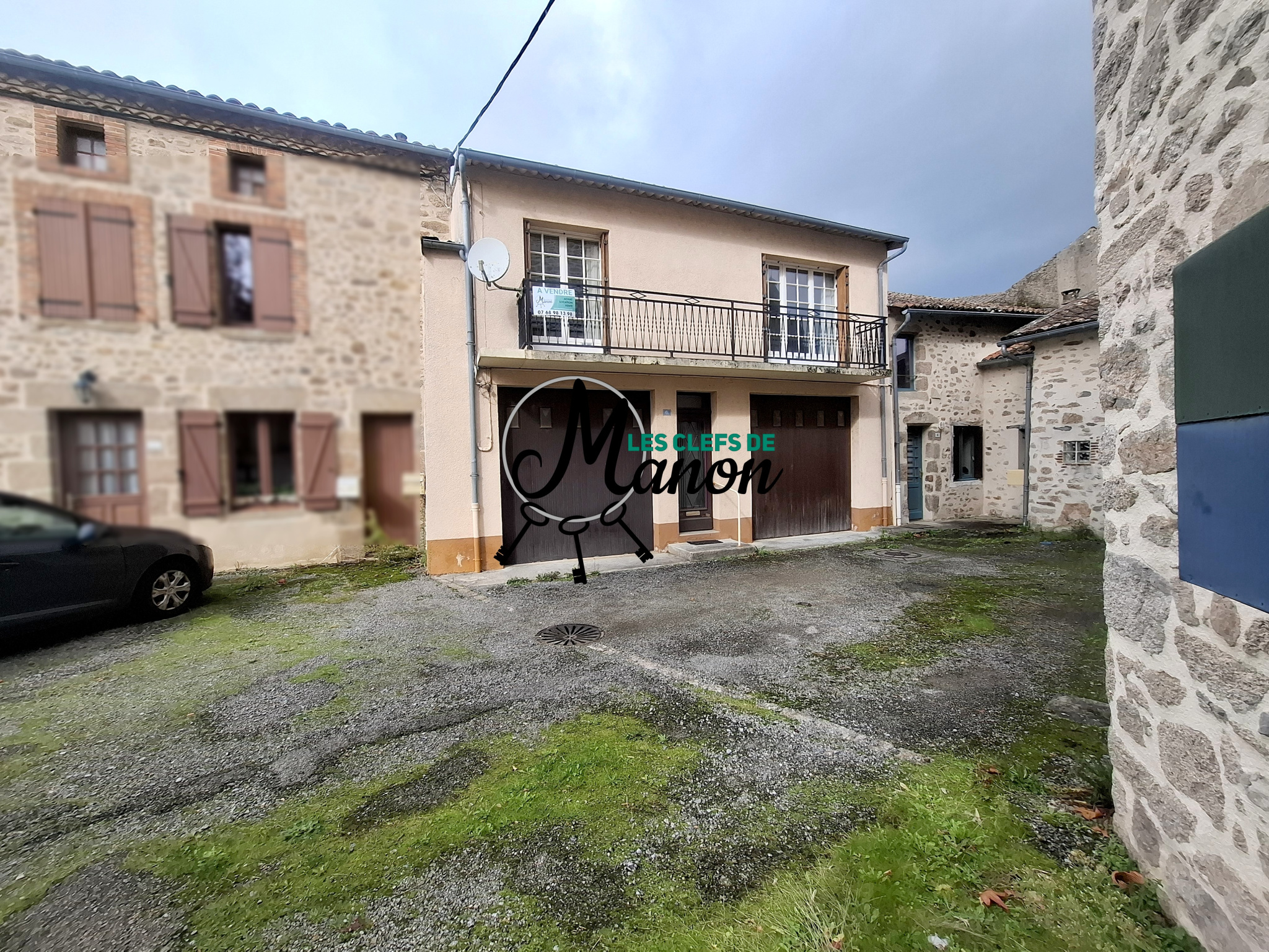 Maison 2 chambres avec extérieur, double garage dans bourg d