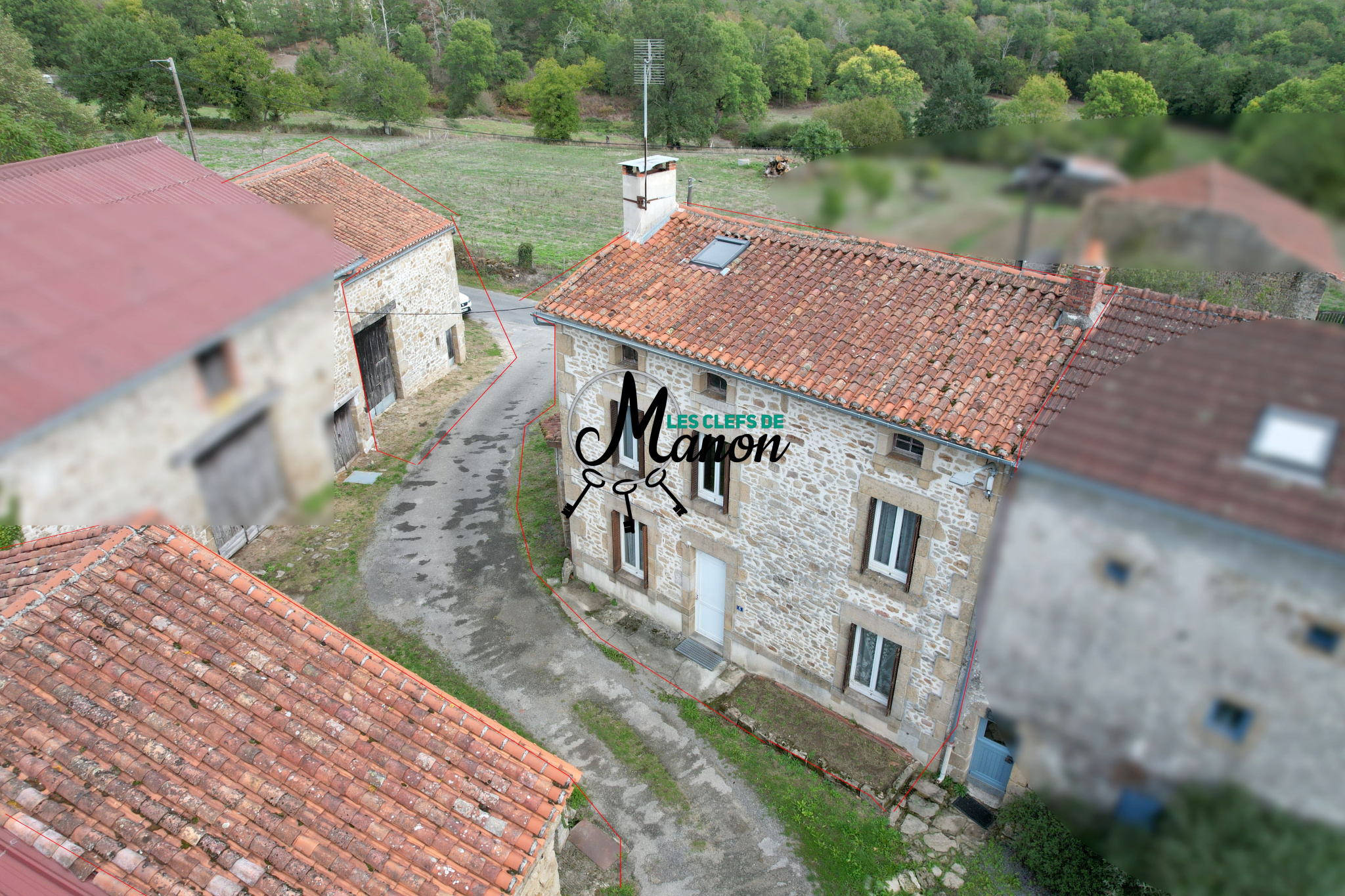 Maison pierres 2 chambres, terrain attenant et grange 